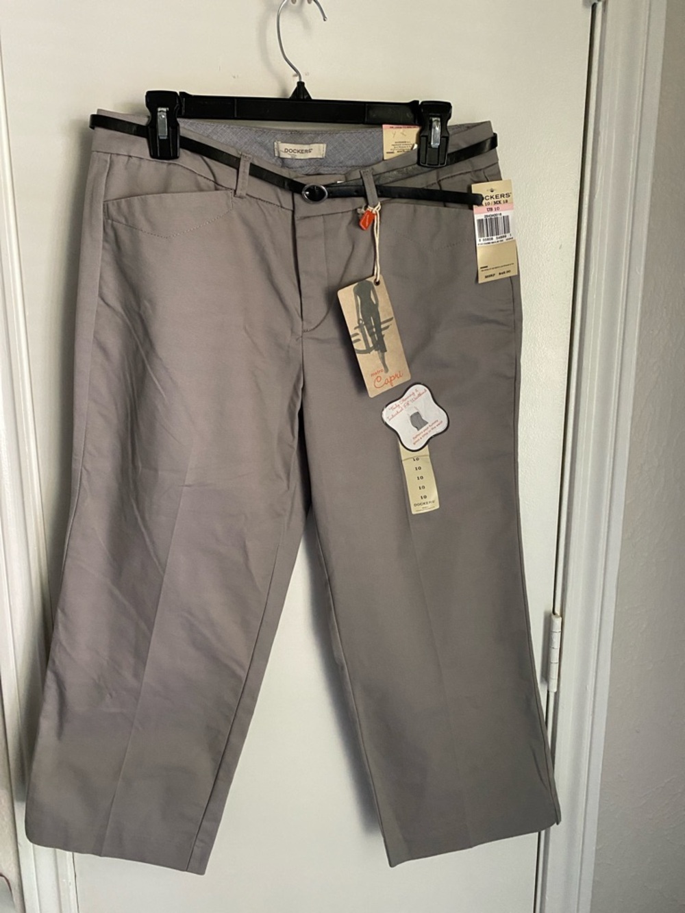 Dockers Women’s Capri Chinos in Light Gray with Black Belt